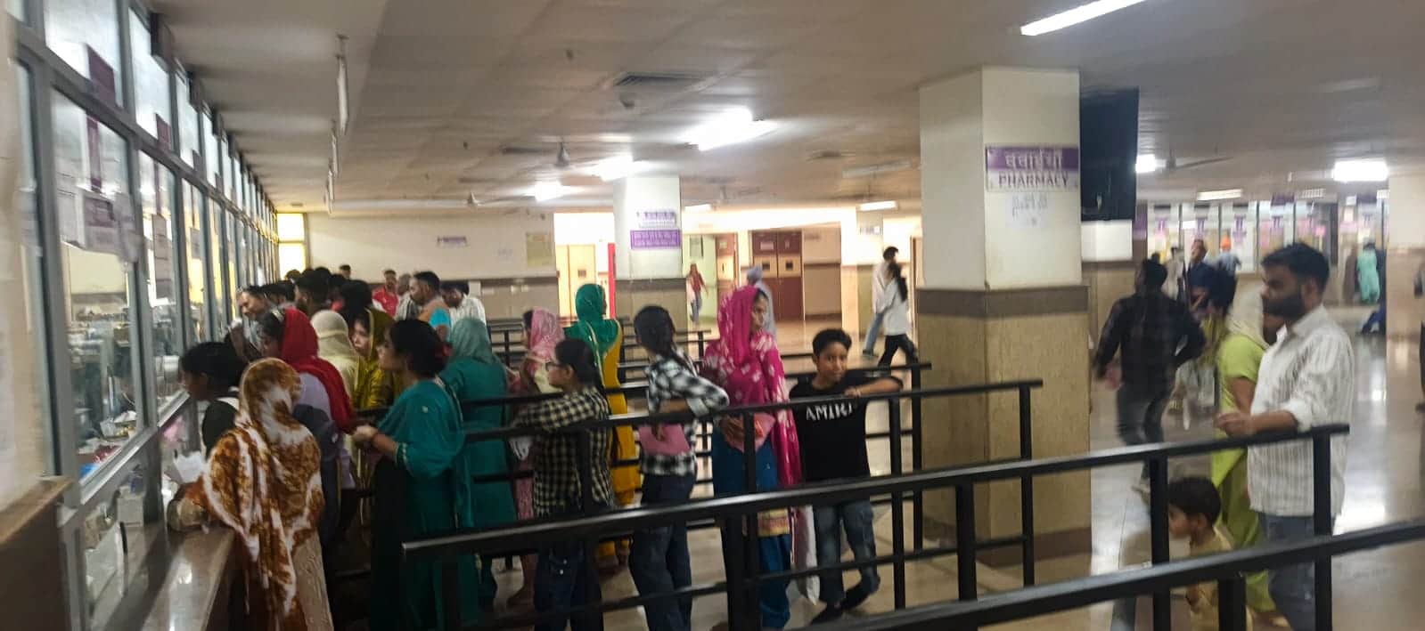  मेडिकल कॉलेज केदवा काउंटर पर लगी मरीजों की कतार। अमर उजाला
