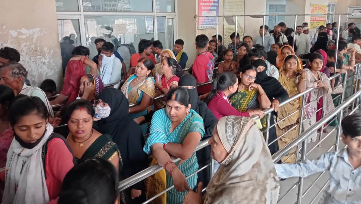 Long queues at the hospital... patients thronged