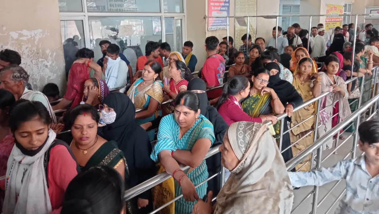 मेडिकल कॉलेज ओपीडी पर्चा काउंटर पर लगी मरीजों की कतार। संवाद