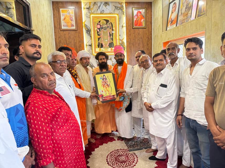 निसिंग गांव बालू के पृथ्वी तीर्थ पर  हर्ष भारद्वाज को सम्मानित करते महंत शांति गिरी महाराज। सं