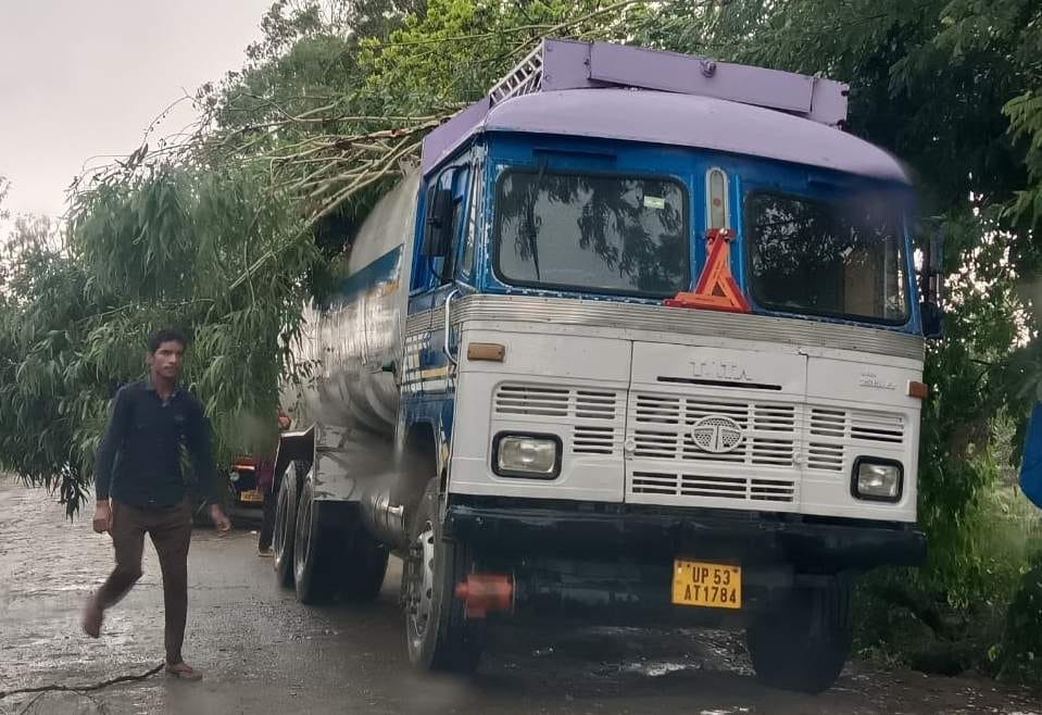 Rain accompanied by a fierce storm; mercury drops by two degrees.
