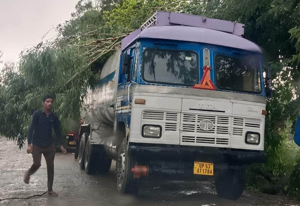 निगोही में बिलसंडा मार्ग पर ग्राम भटियुरा पृथ्वीपुर के पास तेज आंधी से टूटकर टैंकर पर गिरा पेड़
