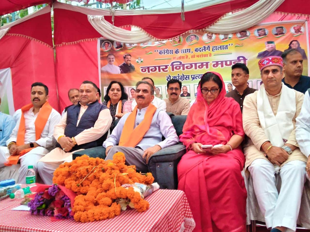 नगर निगम मंडी में चुनावी जनसभा में मौजूद सीएम सुखविंद्र सिंह सुक्खू व अन्य नेता। स्त्रोत- संगठन