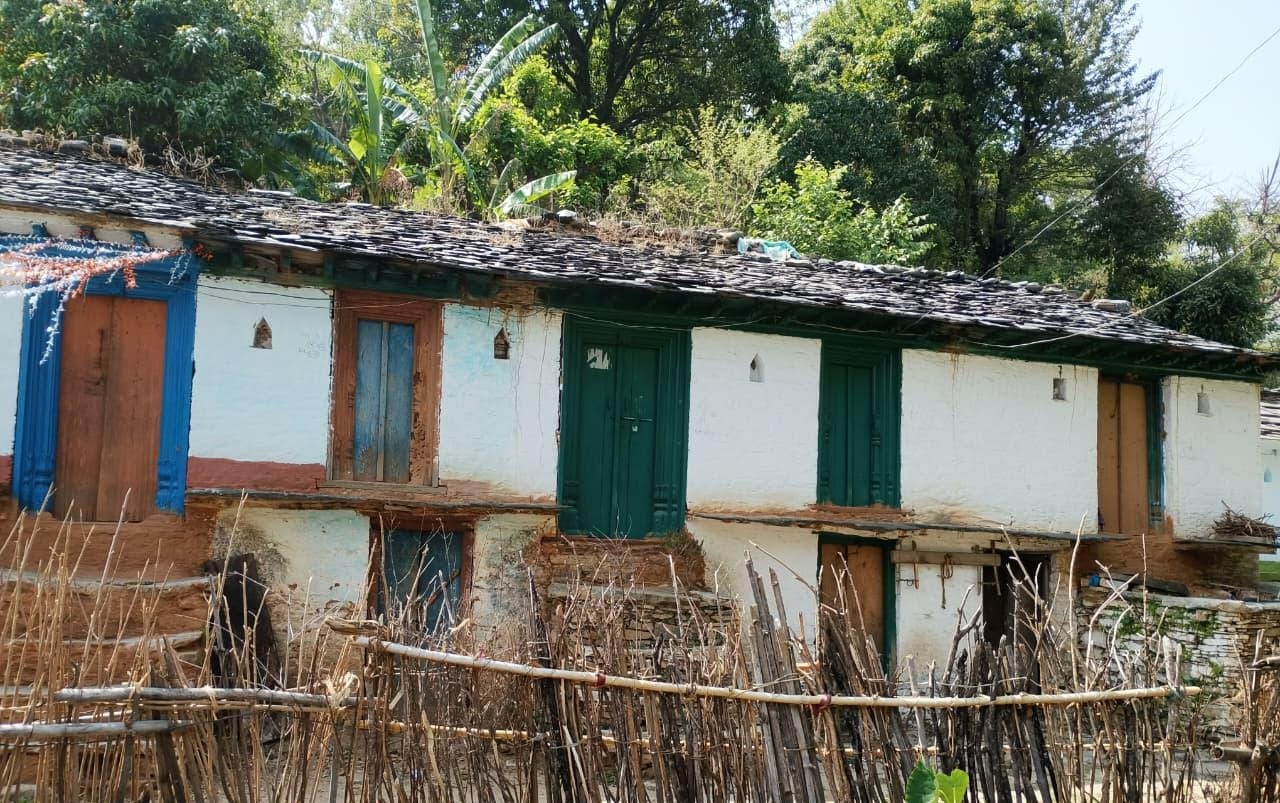 नेवलगांव में घरों में लटके ताले। संवाद