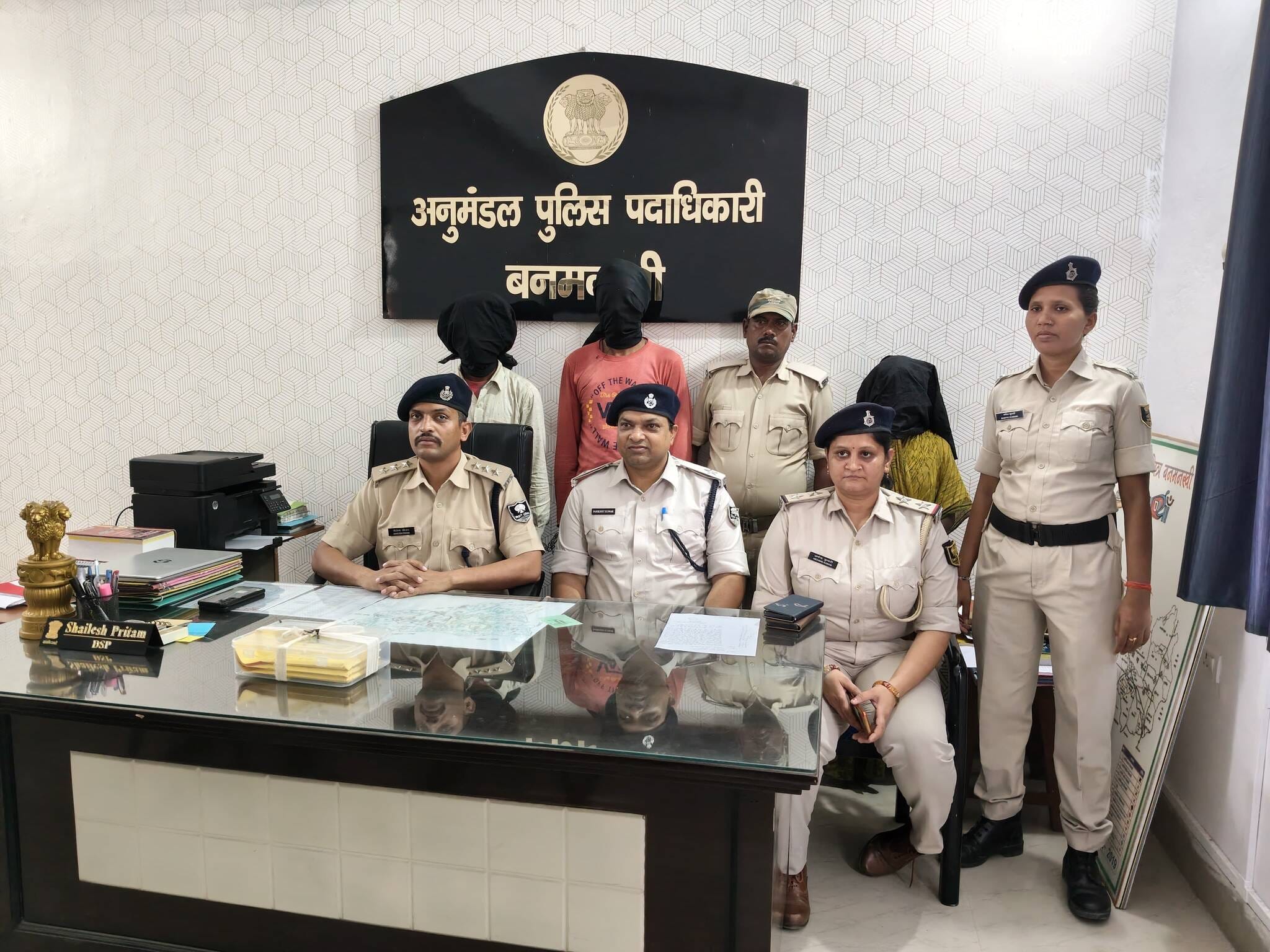 प्रेस वार्ता करते बनमनखी एसडीपीओ