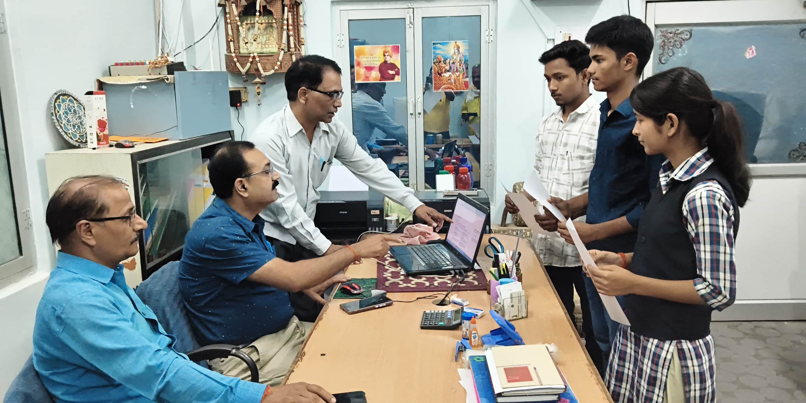 रॉबर्ट्सगंज प्रकाश जीनियस पब्लिक इंग्लिस स्कूल में सीबीएसई बोर्ड का रिजल्ट नेट पर देखते विद्य