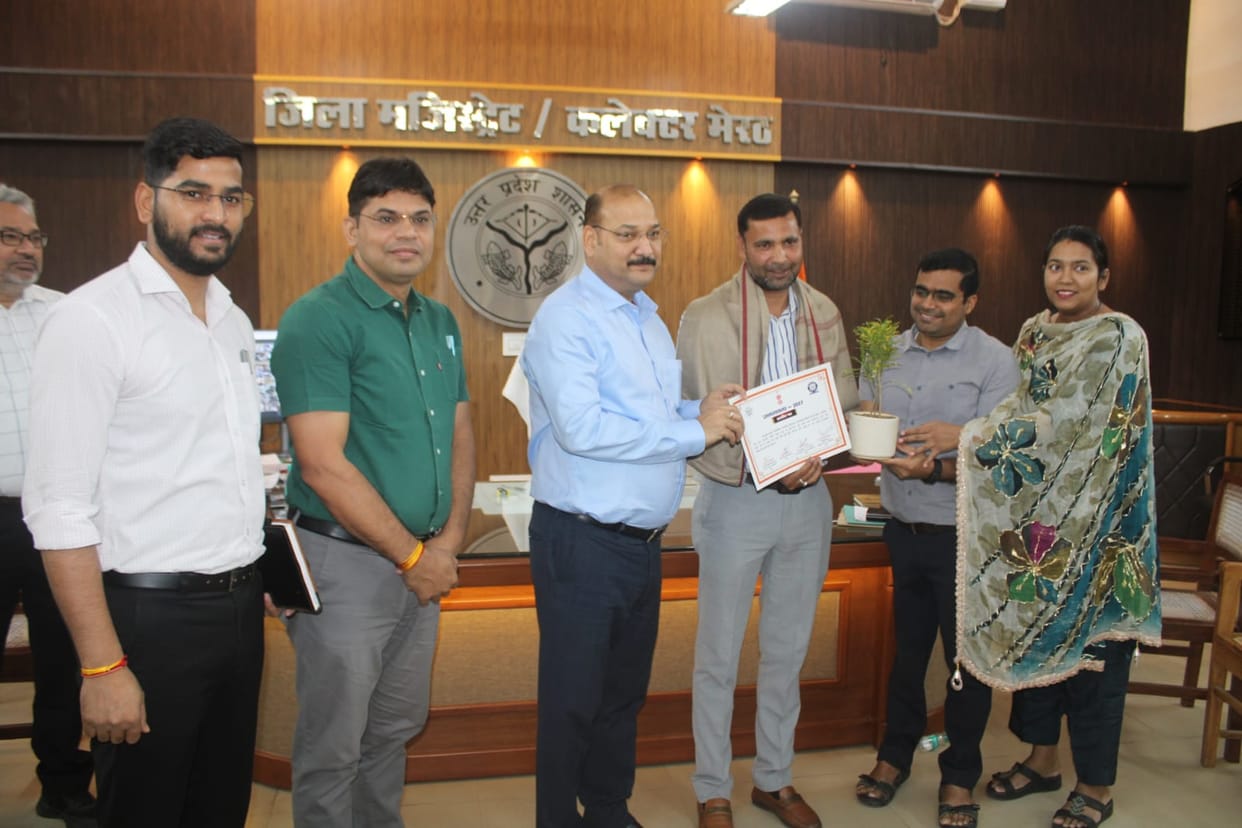Enumerators honored for their excellent performance in census work
