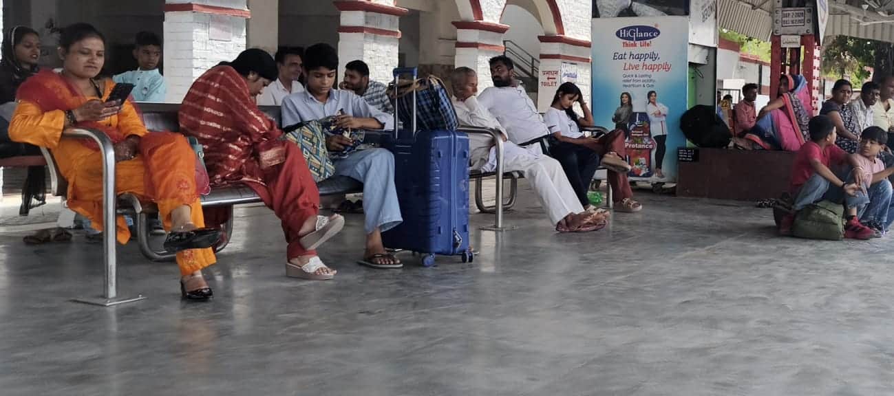  रेलवे स्टेशन पर ट्रेनों की प्रतीक्षा करते यात्री। अमर उजाला