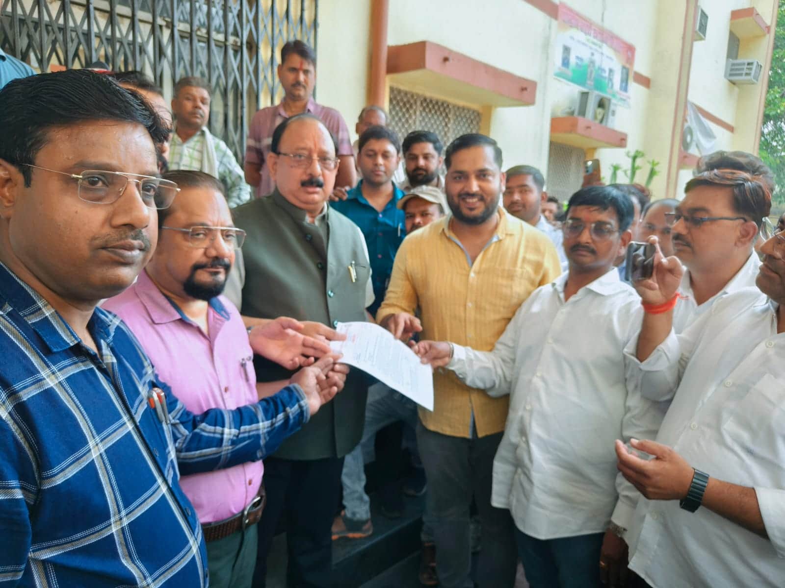 सीएमओ कार्यालय में सीएमओ को ज्ञापन देते संविदा कर्मचारी। स्रोत : जागरूक पाठक