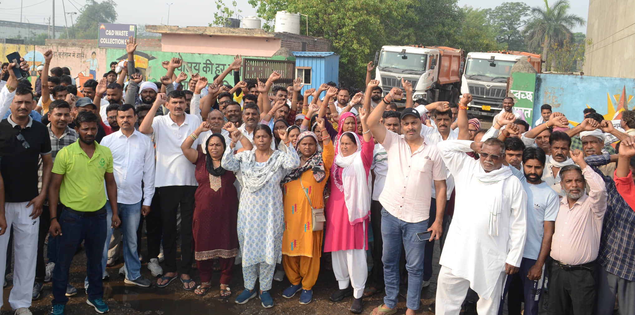 सफाई कर्मचारियों की हड़ताल का समर्थन करते डोर टू डोर कतरा उठाने वाले कर्मचारी। स्वयं