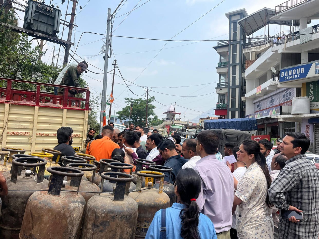Crowds gathered in Khundidhar to get cylinders, waiting after the slip increased the problem.