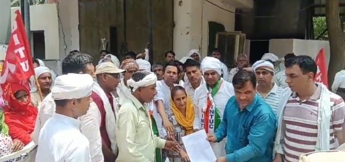 Rural sanitation workers demonstrated and submitted a memorandum to the Deputy Commissioner's office.