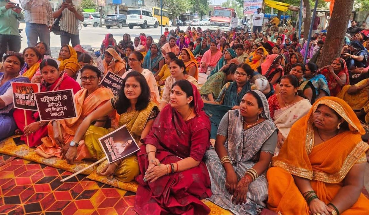 BJP Mahila Morcha surrounded SP MP's residence for the second day and protested