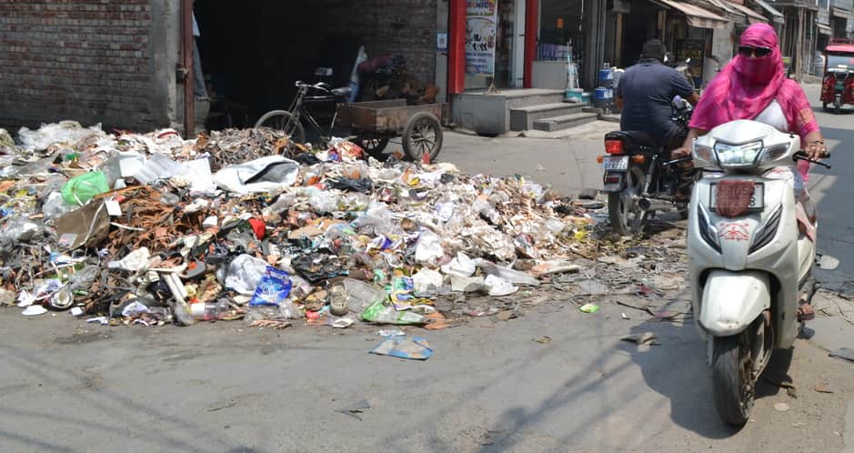 सदर बाजार की जवाहर माकेंट में लगे गंदगी के ढ़ेर से आ रही बदबू से परेशान है दुकानदार और राहगीर। 