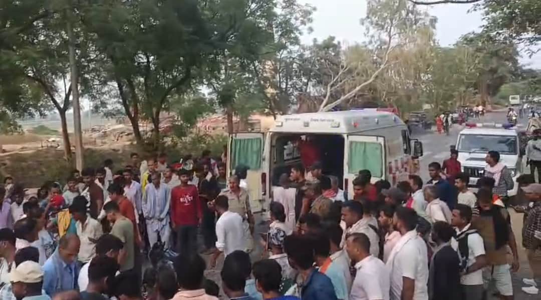 सड़क दुर्घटना के बाद मौजूद भीड़