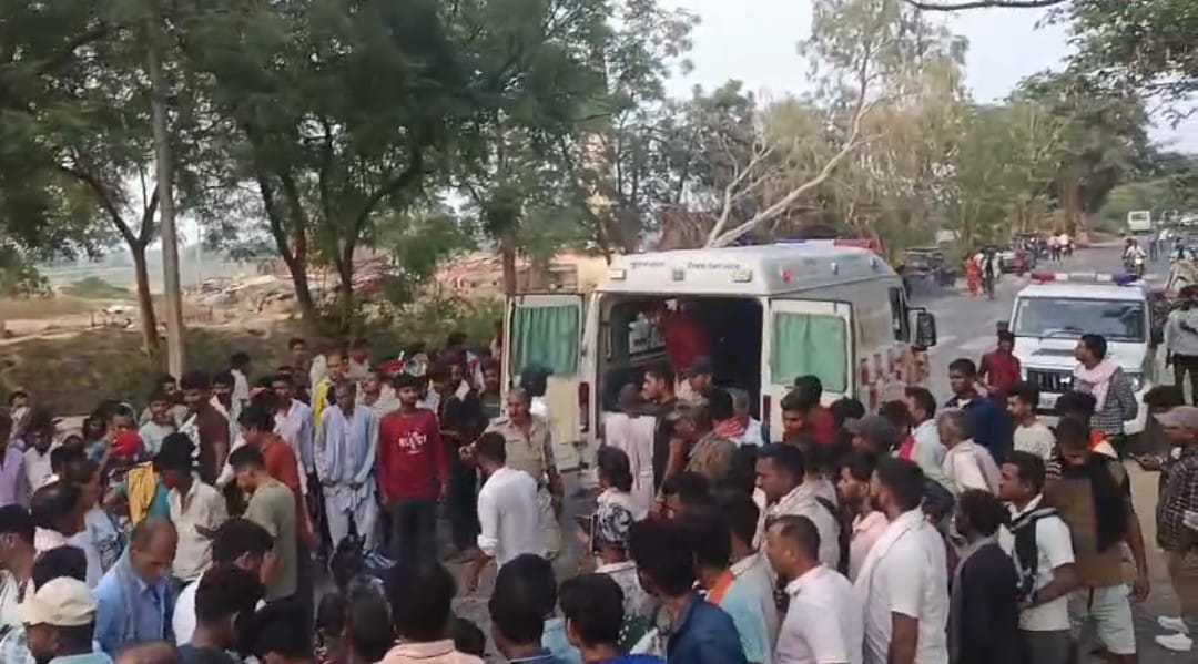 सड़क दुर्घटना के बाद मौजूद भीड़