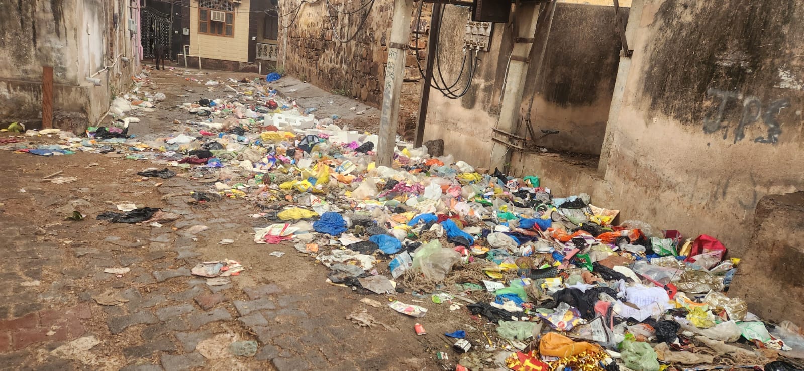 शहर के वार्ड नंबर 12 में जमा गंदगी ढेर