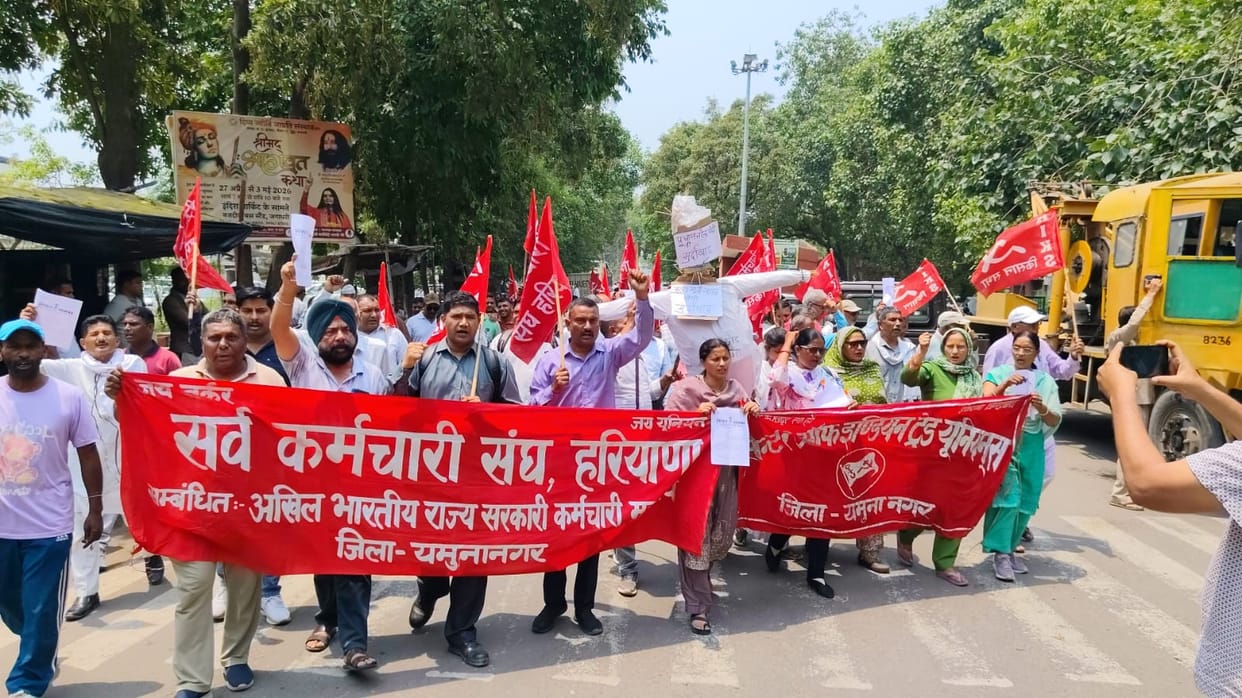 Protesters Burn Copies of New Labor Laws