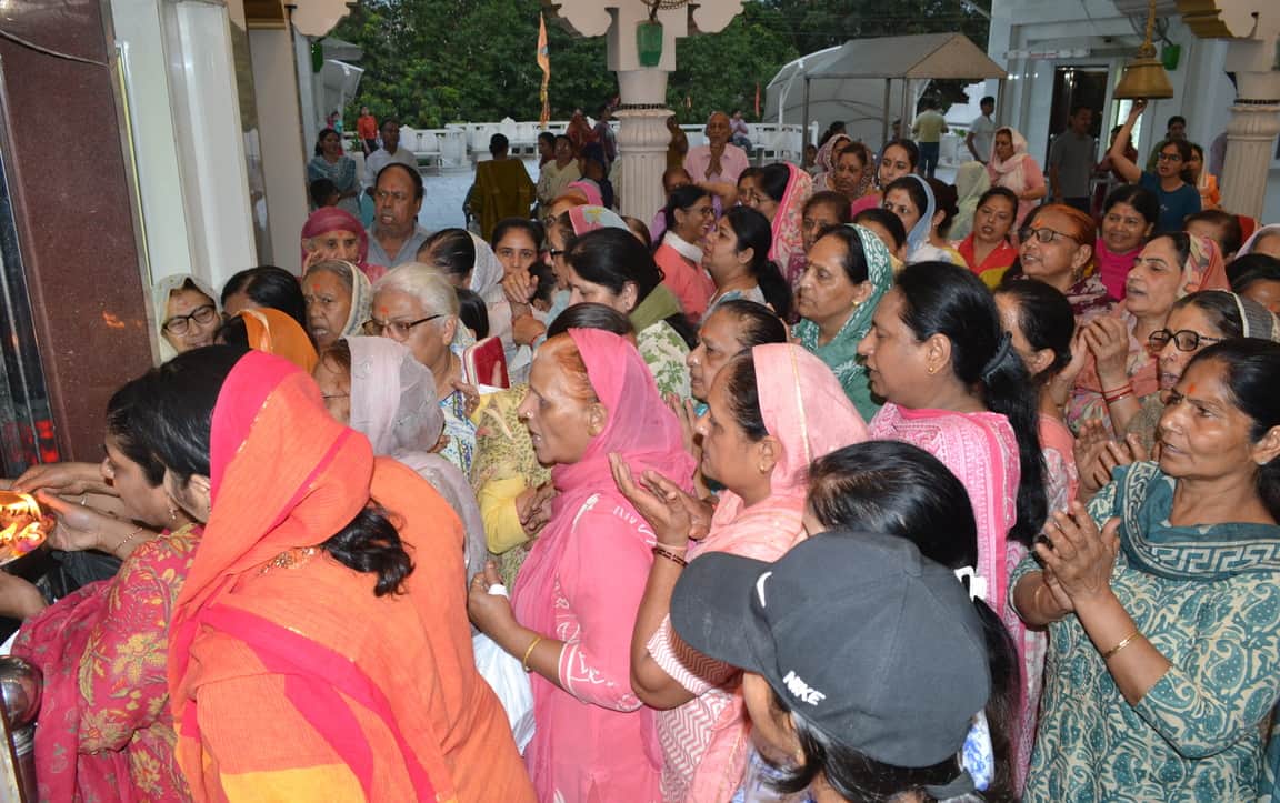 श्री कर्णेश्वरम महादेव मंदिर में श्री सुंदर कांड के पाठ के बाद आरती करते श्रद्धालु। संवाद