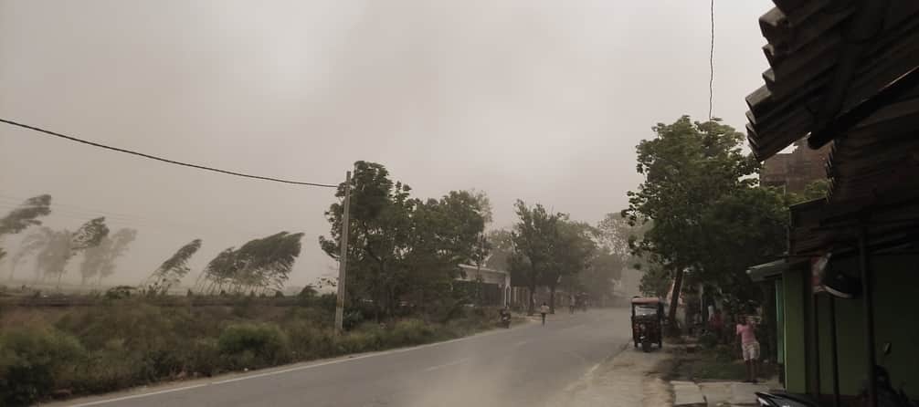 टांडा-हंसवर मार्ग पर बुधवार दोपहर बाद धूलभरी आंधी चलने से हुआ सन्नाटा।संवाद