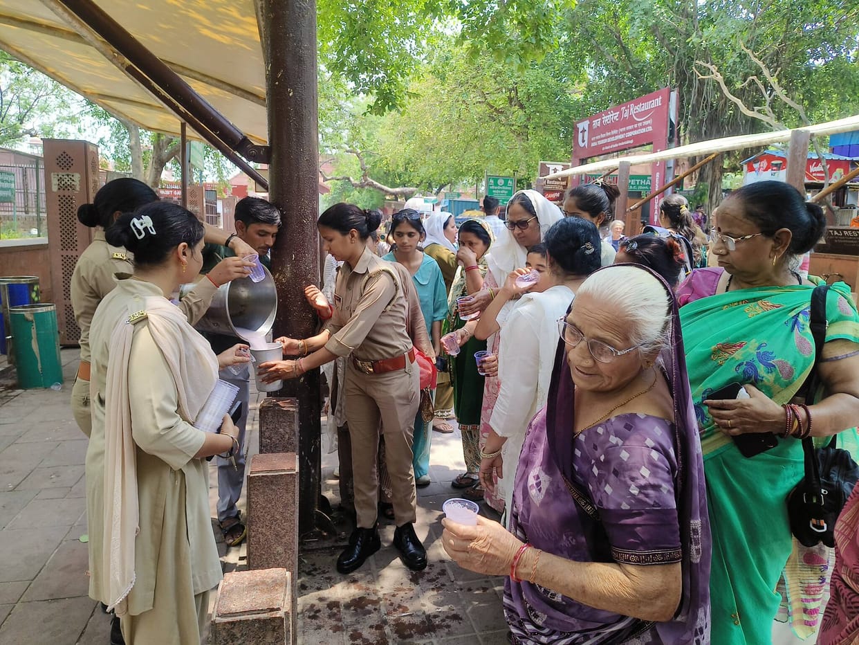 Tourists at the Taj Fort fell ill due to the heat and fainted.