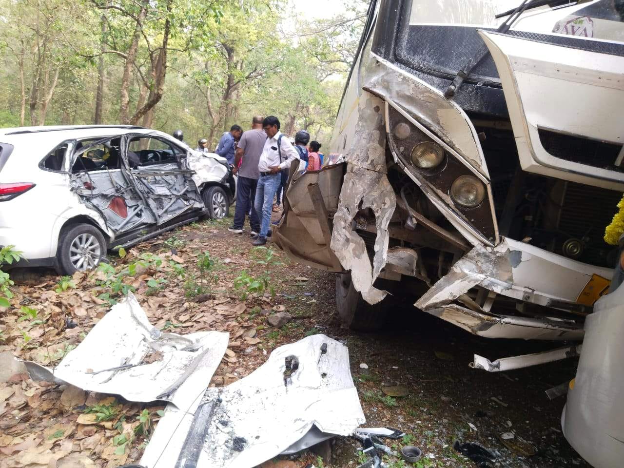 देहरादून रोड़ सात मोड के समीप टक्कर के बाद क्षतिग्रस्त बस। स्रोत-पुलिस