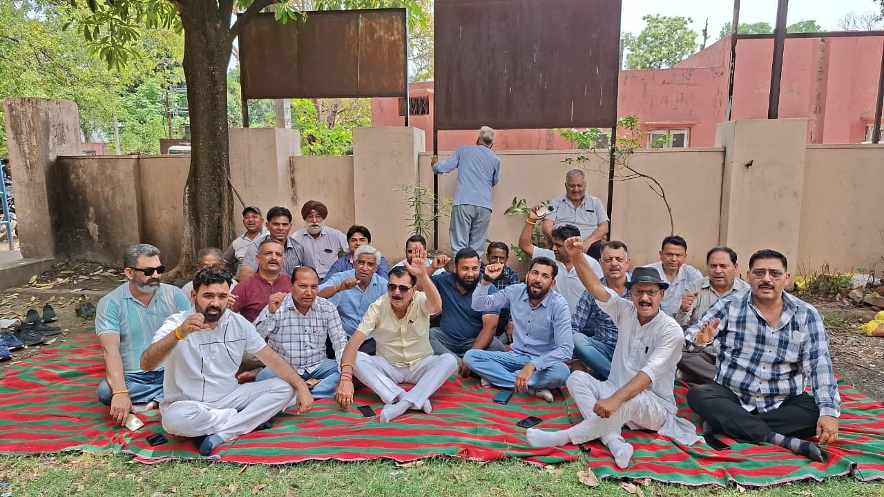 ठेकेदारों ने बकायादारी को लेकर किया प्रदर्शन