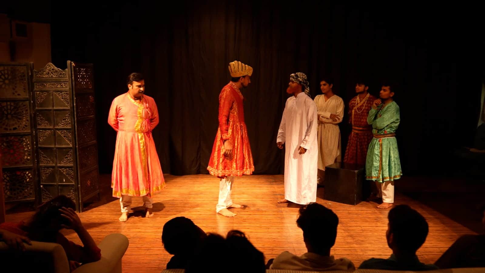 दिल्ली में तुगलक नाटक का मंचन करते कलाकार। स्रोत: संस्था