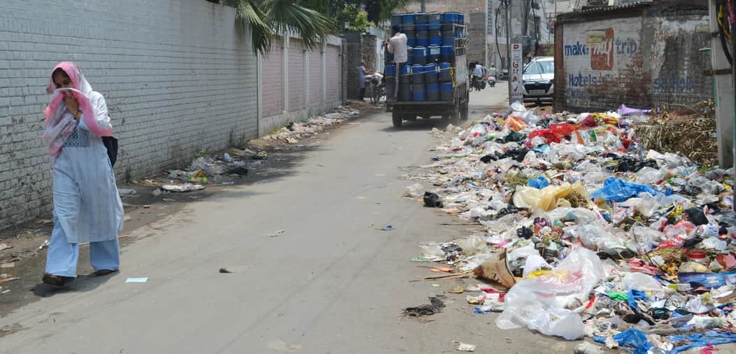दीवार के साथ लोगों ने डाले कचरे से आ रही बदबू से राहगीर काफी परेशान गंदगी से आ रही बदबू से परेश