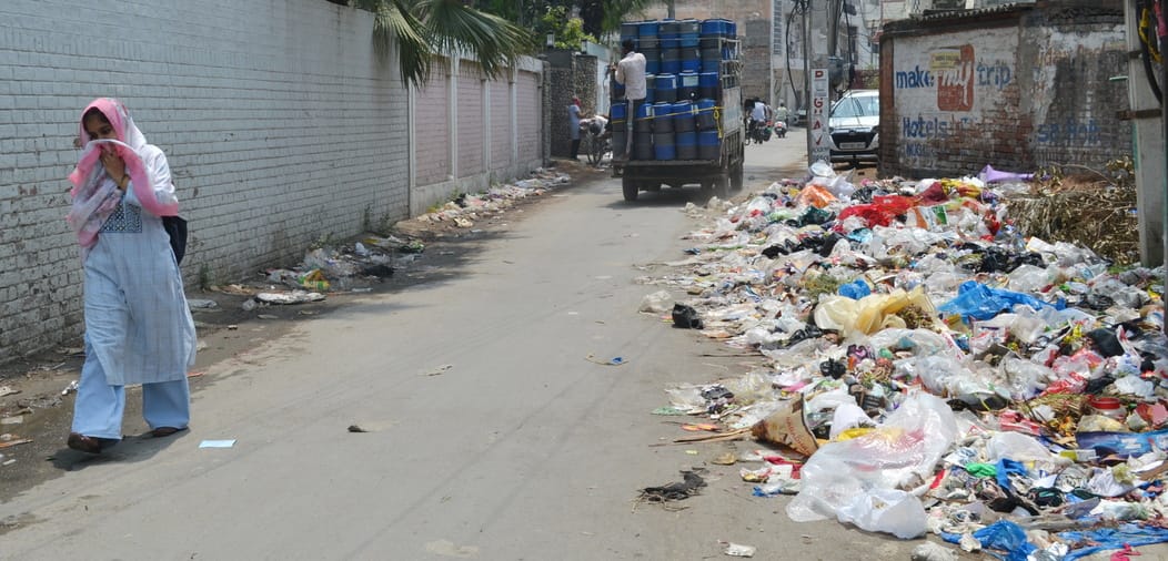 दीवार के साथ लोगों ने डाले कचरे से आ रही बदबू से राहगीर काफी परेशान गंदगी से आ रही बदबू से परेश
