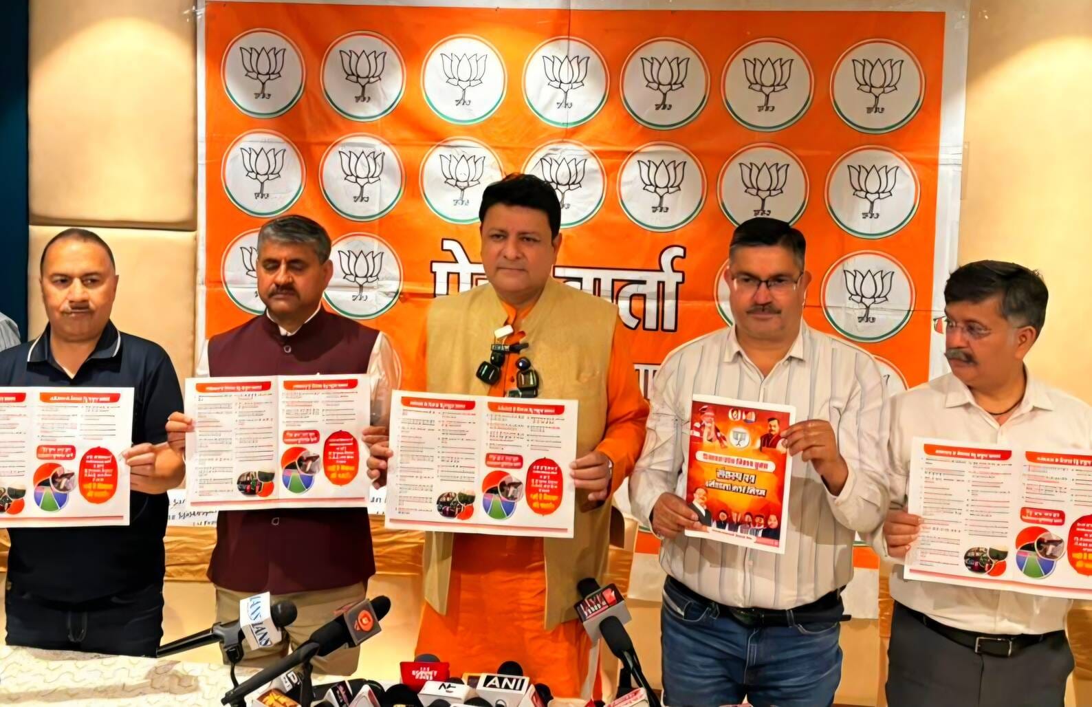 धर्मशाला नगर निगम चुनाव के लिए भाजपा विजन डॉक्यूमेंट को लांच करते हुए विधायक सुधीर शर्मा और अन्