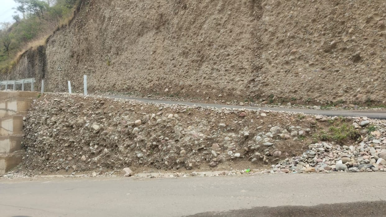 Work of guardrail and railing incomplete at Uhal Chowk, risk of accident increases