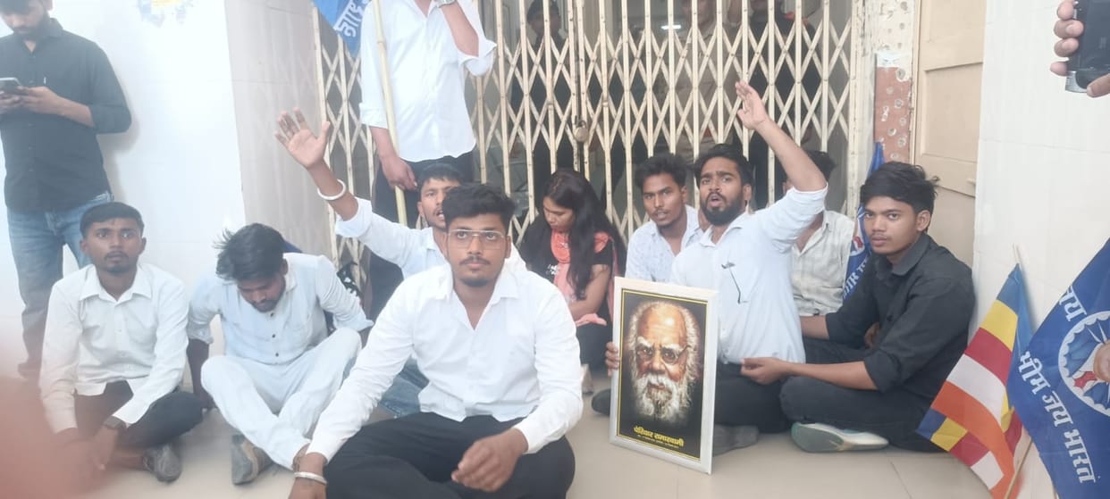 LU: Students Gherao Proctor