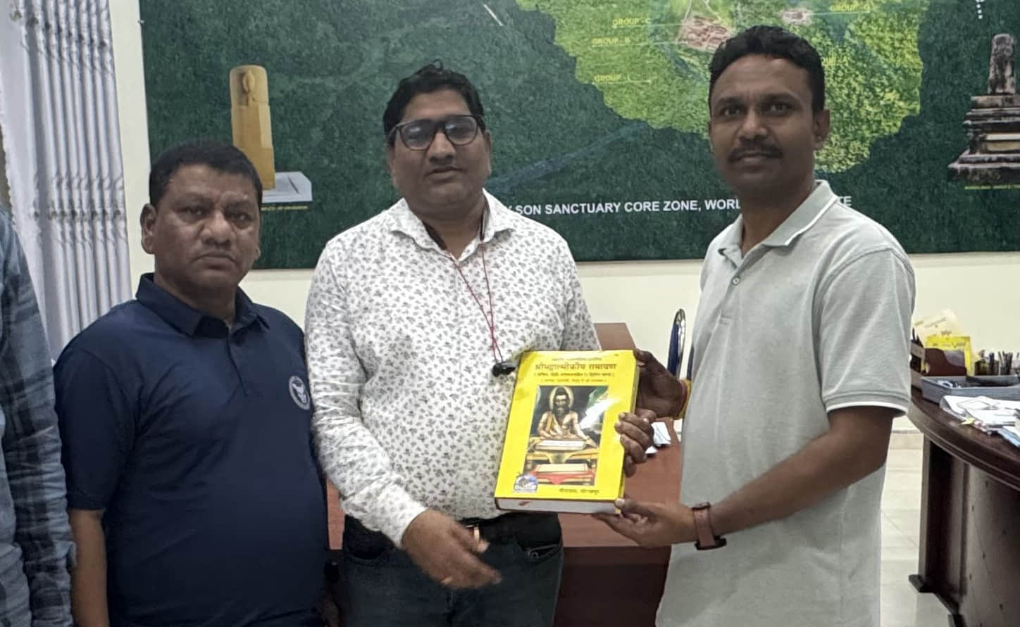 वियतनाम के यूनेस्को विश्व धरोहर स्थल माई सोन अभयारण्य में सहायक पुरातत्व अभियंता डी.एस. डानवे, 