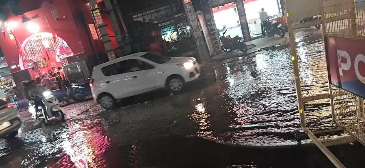 City Paralyzed by Sanitation Workers' Strike; 1,500 Tons of Garbage Piles Up on Streets