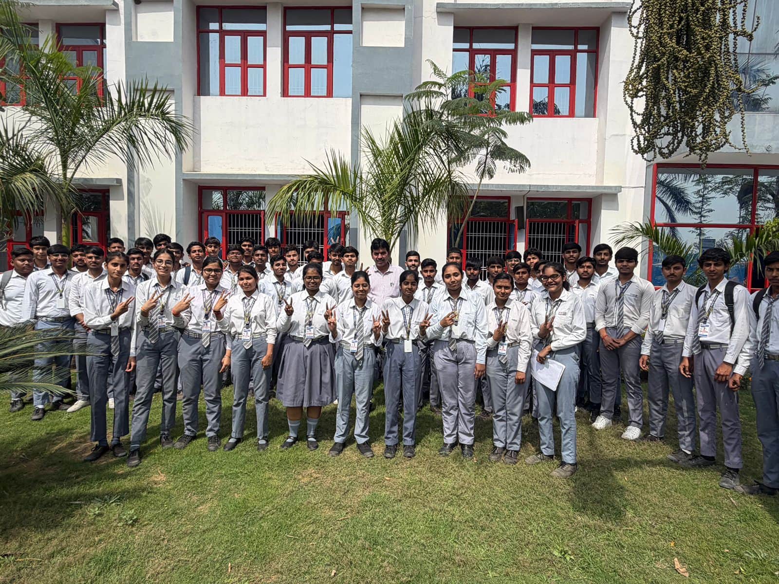आरबीएस स्कूल के विद्यार्थी सफलता पर खुशी मनाते। स्रोत : स्कूल