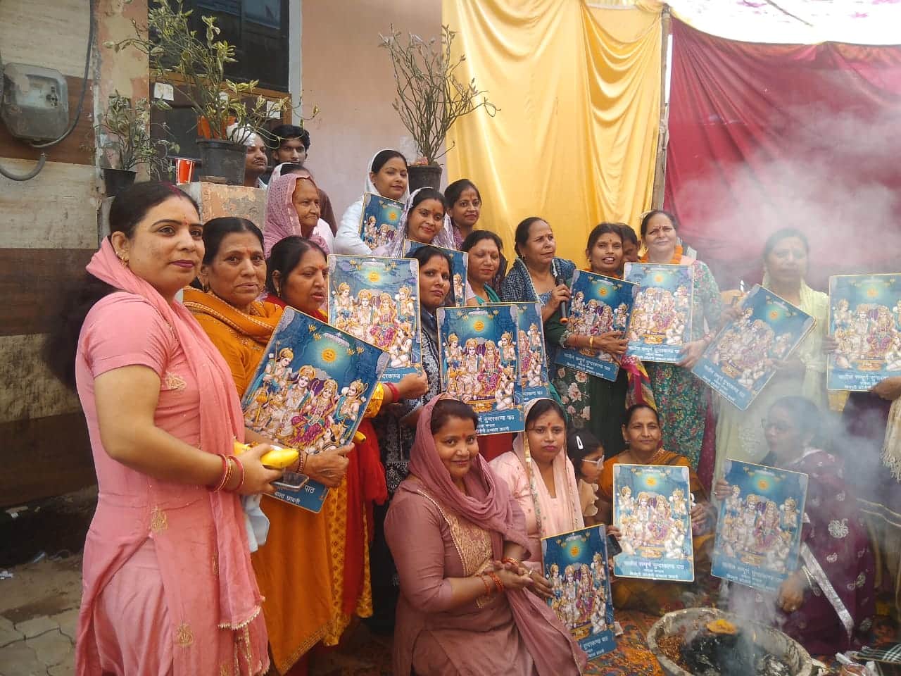 अंबाला कैंट की शिवपुरी कॉलोनी में धार्मिक अनुष्ठान के दौरान मौजूद महिलाएं। प्रवक्ता