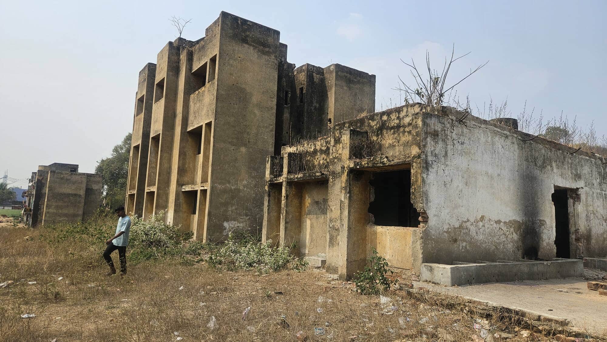 अनपरा नगर के डिबुलगंज स्थित संयुक्त चिकित्सालय परिसर में खंडहर पड़ा आवास। संवाद