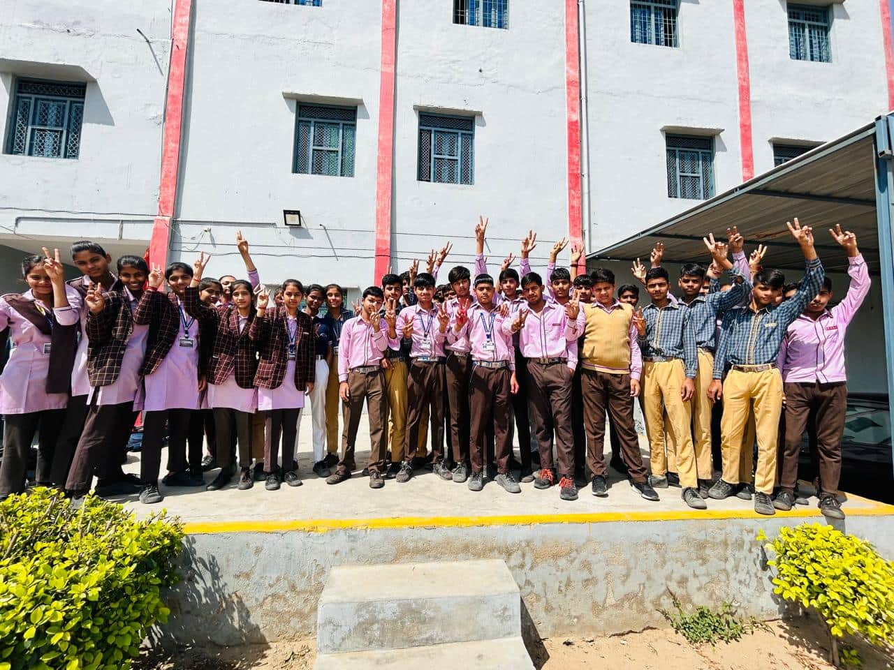 बेहतर परिणाम आने पर खुशी जाहिर करते विद्यार्थी। स्रोत : स्कूल
