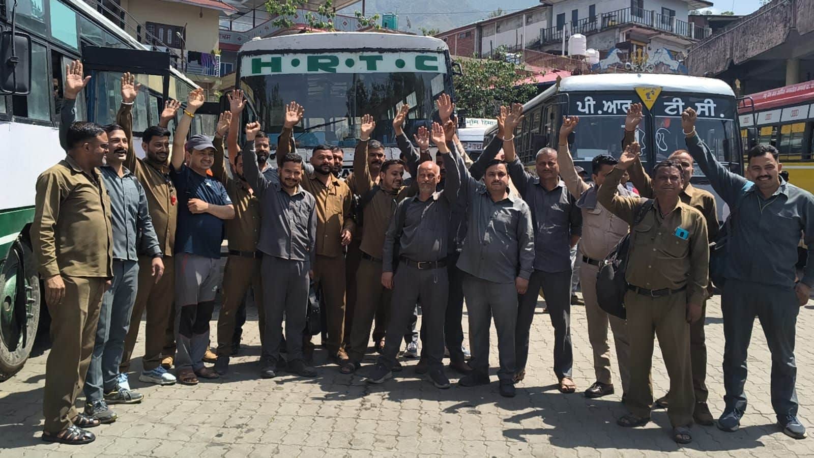 बस स्टैंड जोगिंद्रनगर में एचआरटीसी की बसों के पहिए जाम कर धरना प्रदर्शन करते चालक, परिचालक । स्