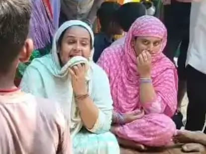 बंधक बनी शादी कराने वाली महिलाएं
