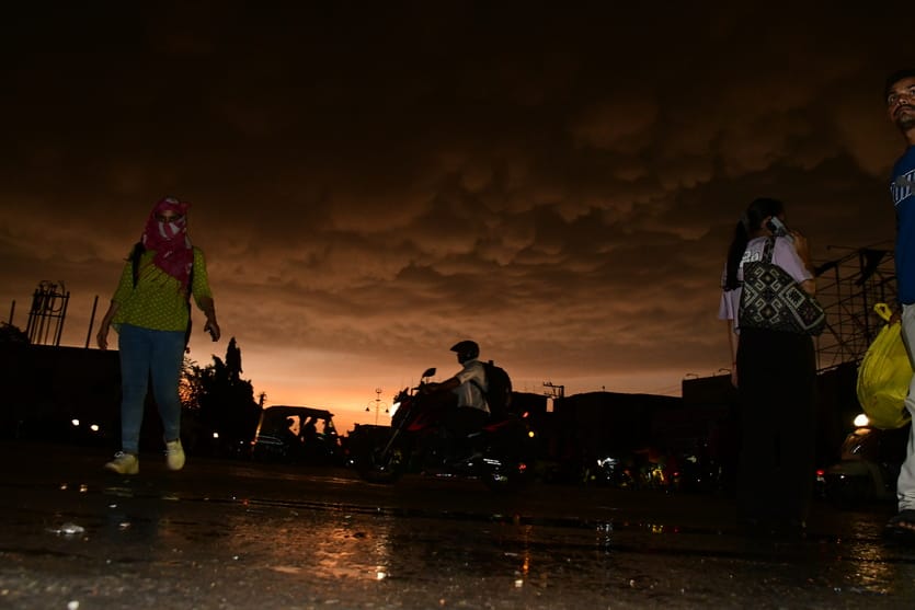 The storm blew at a speed of 60 kmph, 4.1 mm of rain fell in 45 minutes and the mercury dropped by 14 degrees.