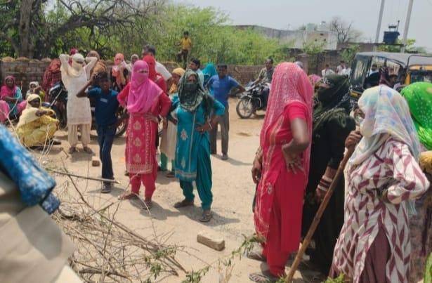 Ward residents blocked the road to protest against illegal liquor sale.