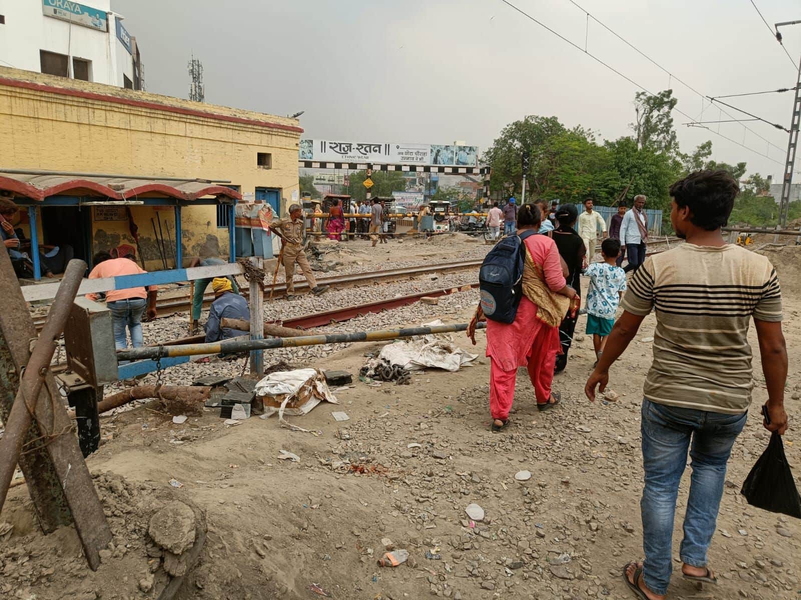 फोटो-11-आवास विकास रेलवे क्रॉसिंग पर रेलवे ट्रैक की मरम्मत करते कर्मचारी। संवाद