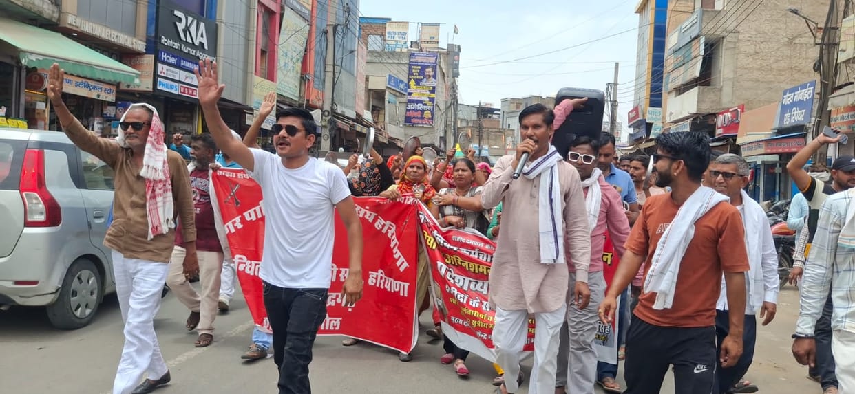 Municipal employees' strike continued on the 14th day as well.