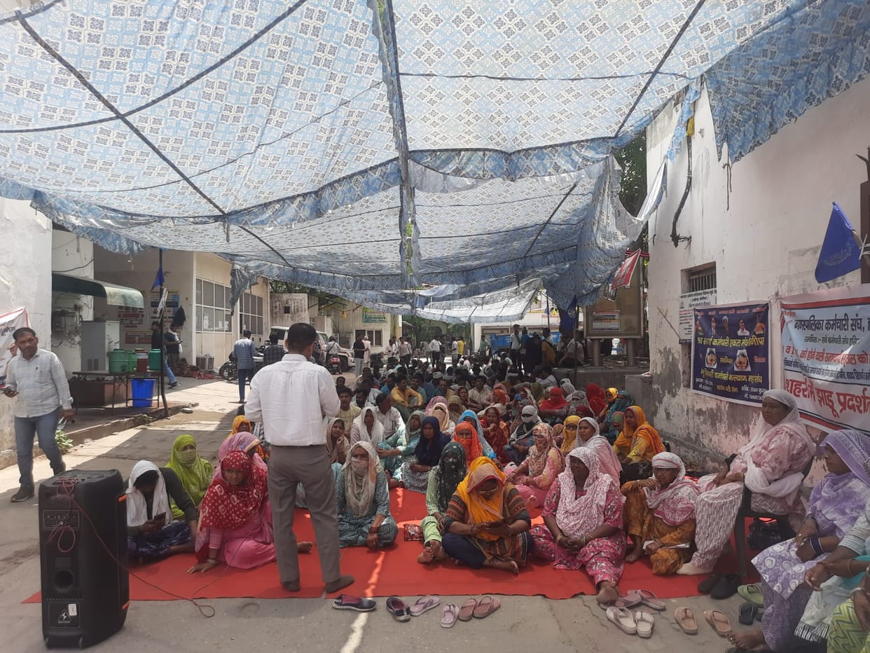 Sanitation workers' strike suspended, 10 people arrested for obstructing work