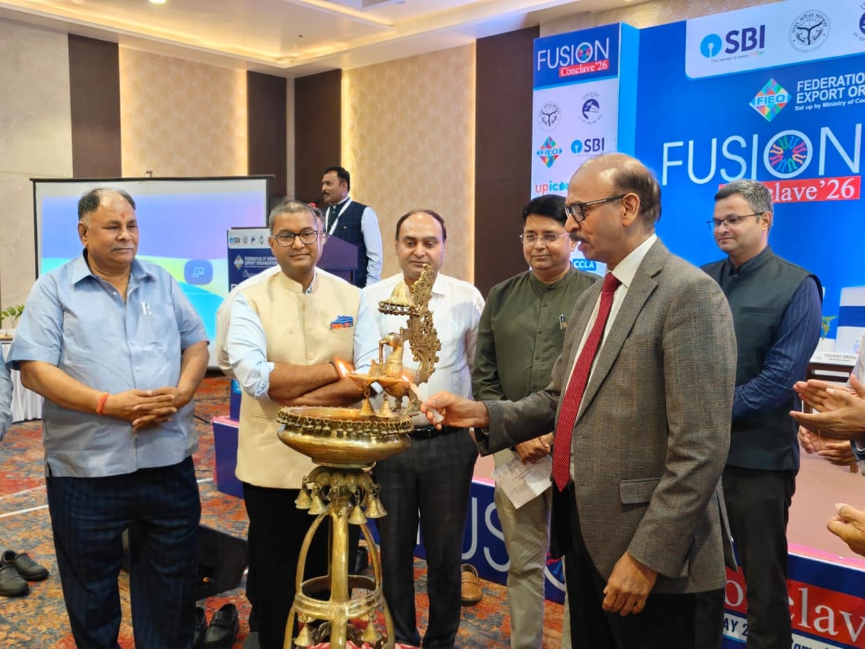 Exporters from many districts received the Niryat Ratna Award