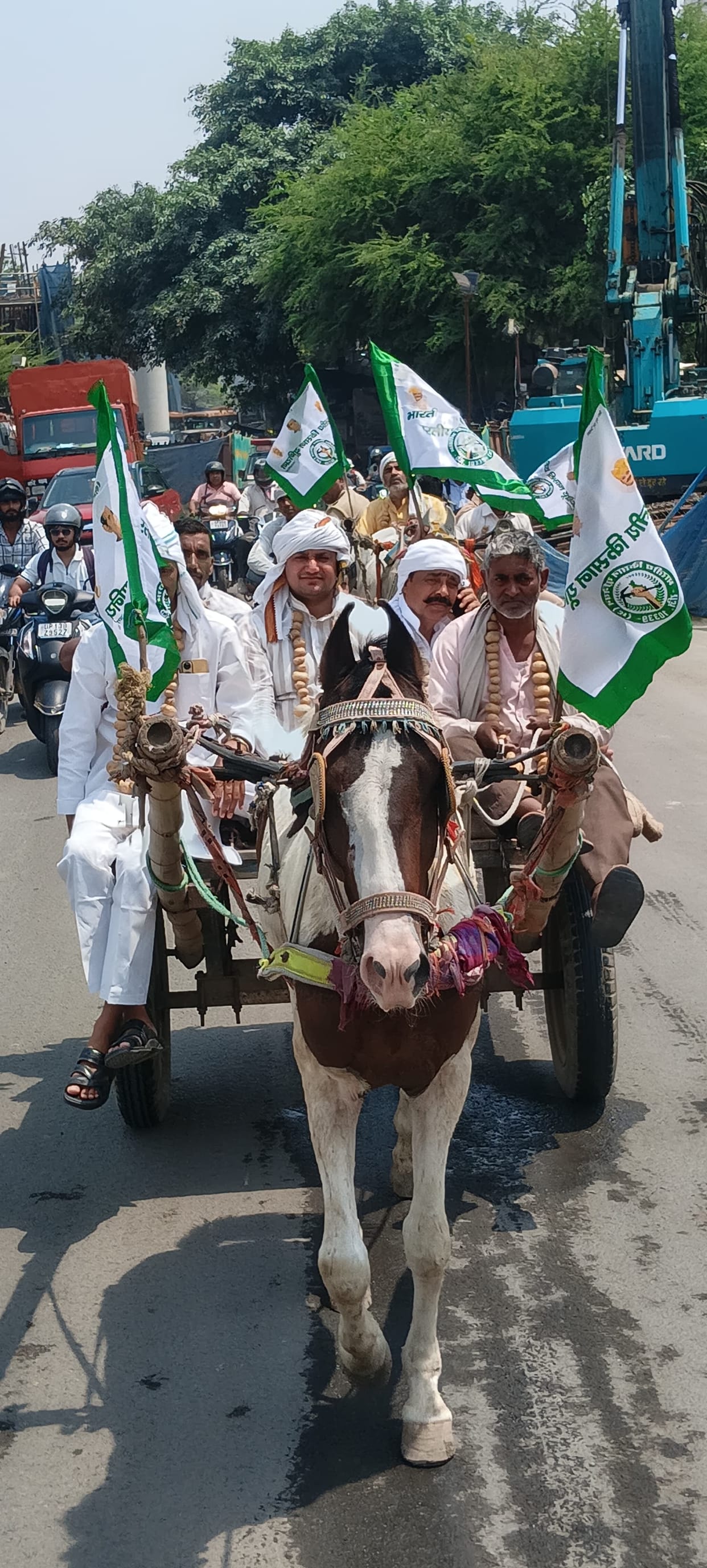 Farmers Arrive at Collectorate in Horse-Drawn Cart Over Falling Potato Prices