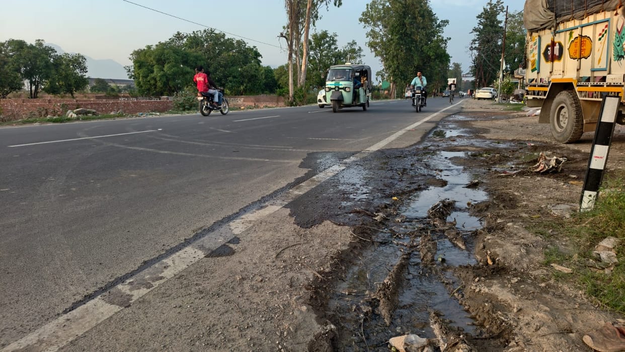Sewer digging in Shiv Vihar Colony resulted in the loss of 15 drinking water connections, leading to a water crisis.