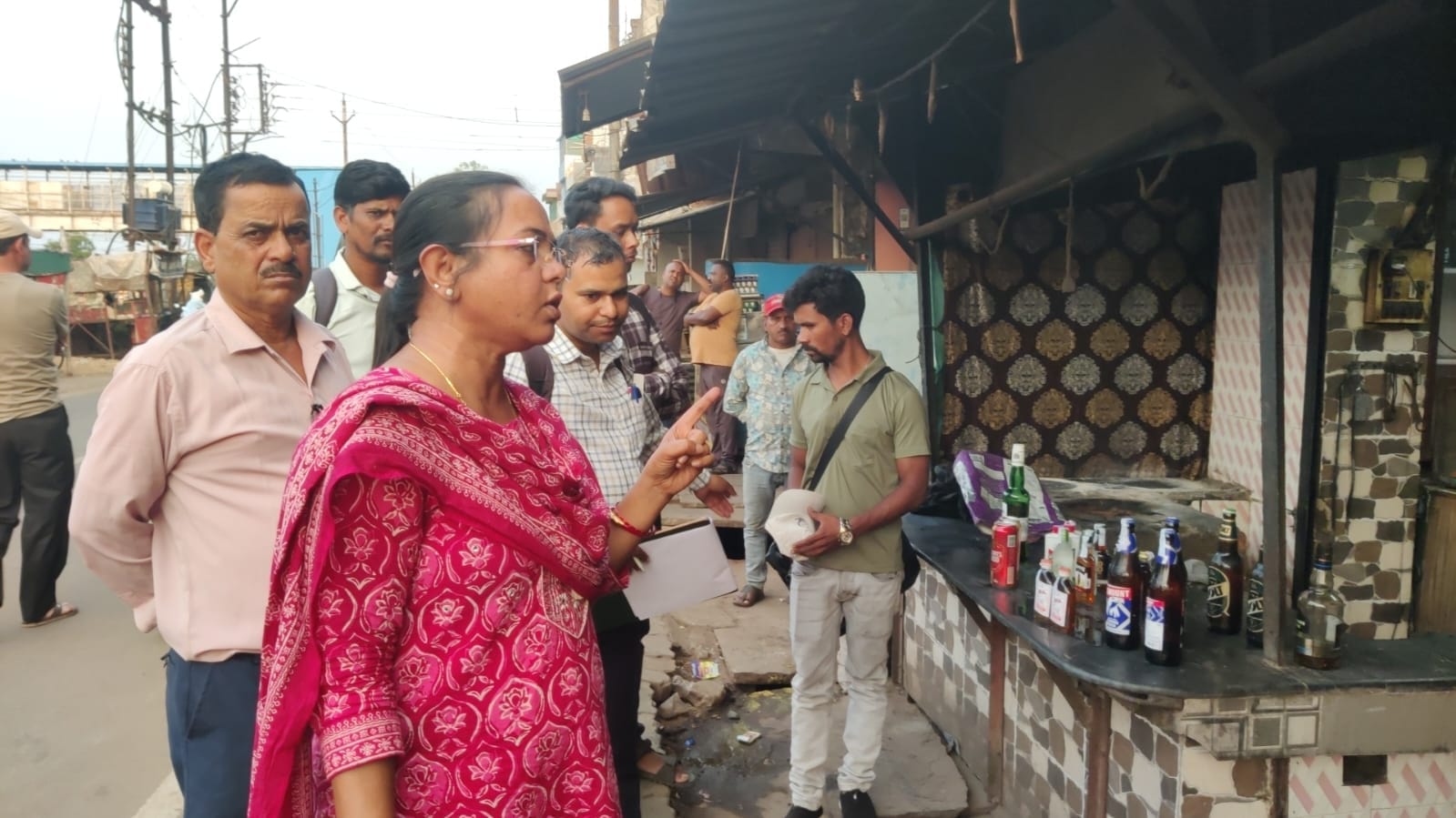होटल में कार्रवाई करते एसडीएम